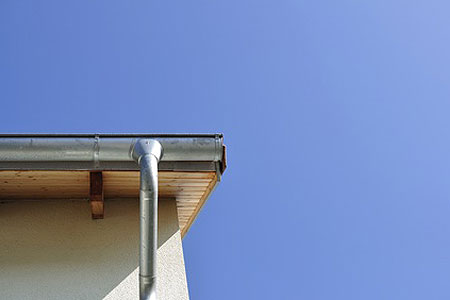 Reparatur und Klempnerarbeiten für Dachrinne und Regenrinne